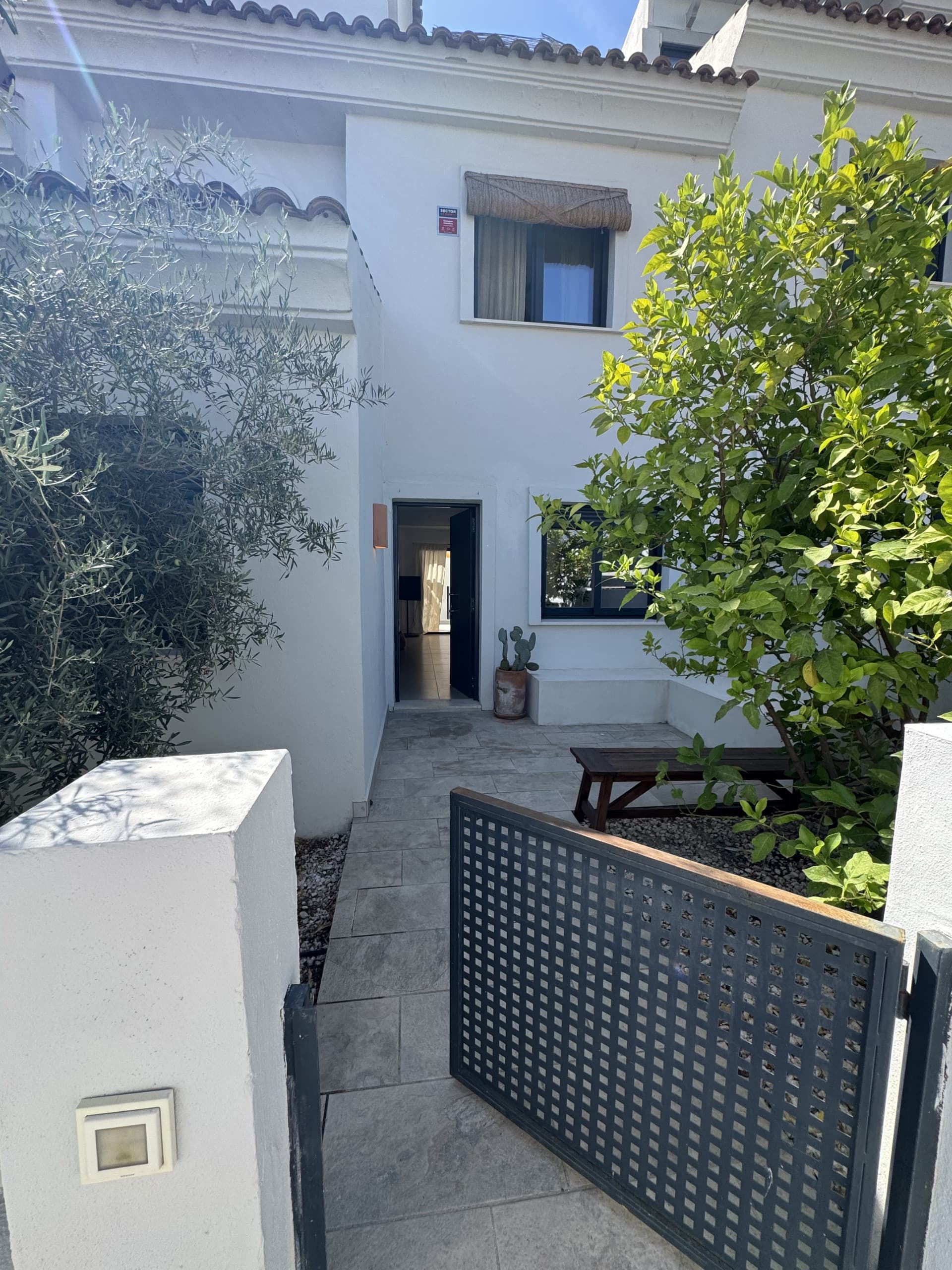 TOWNHOUSE EN ALQUILER – EXCELENTE UBICACIÓN