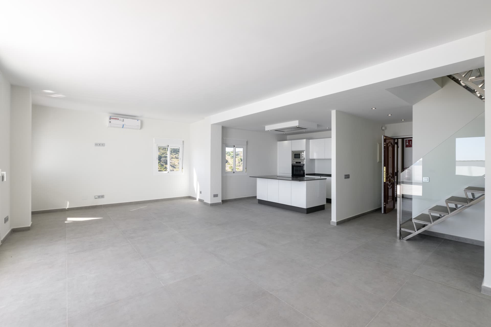 Duplex penthouse on the beachfront in Estepona