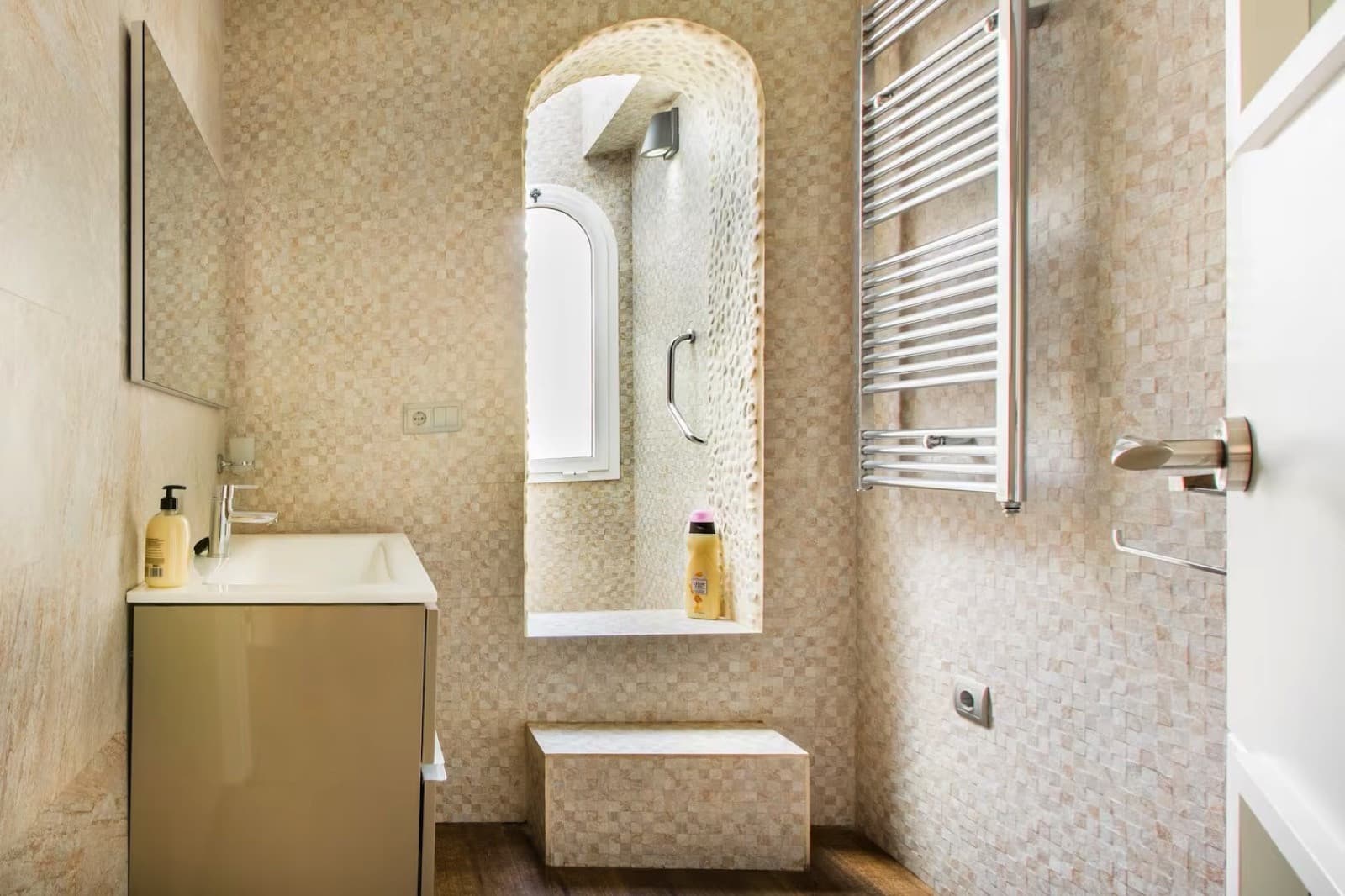 Stunning 5-Bedroom Townhouse in Altos del Rodeo