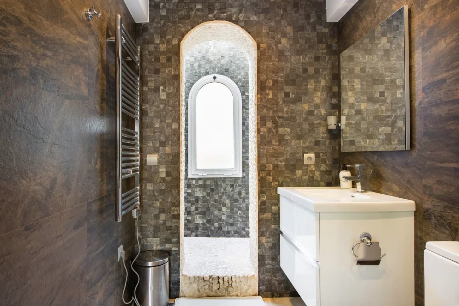 Stunning 5-Bedroom Townhouse in Altos del Rodeo