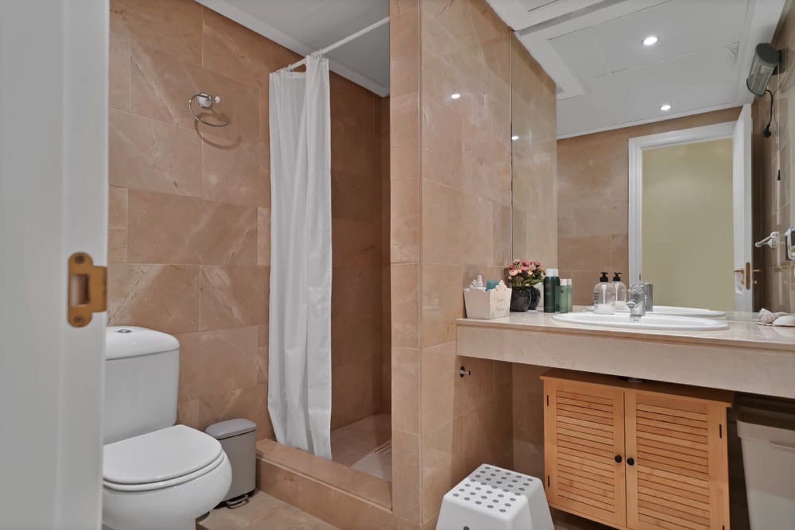 Elegant Furnished 3-Bedroom Ground-Floor Apartment