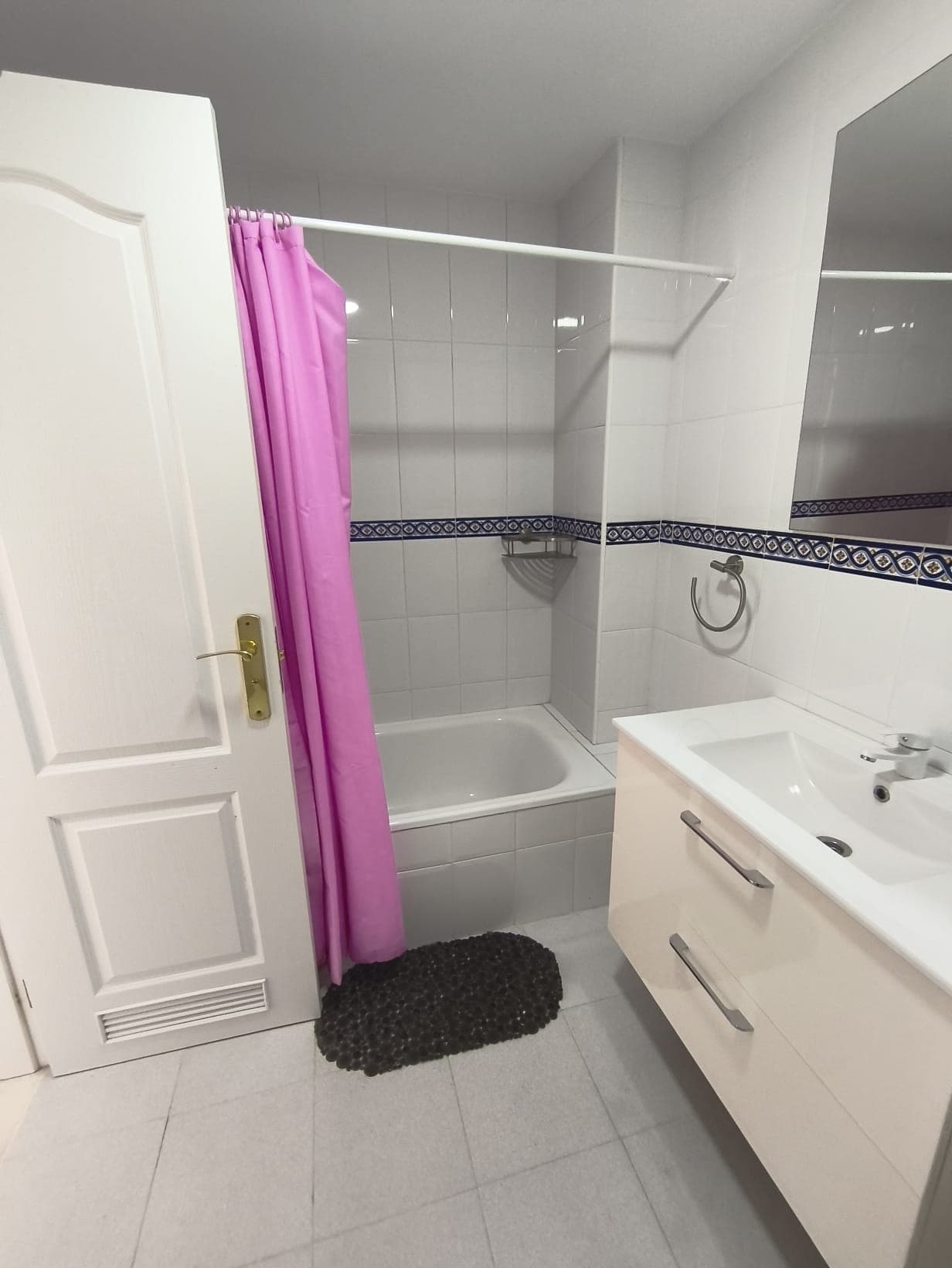 Charming Top-Floor Flat in Hacienda Casares