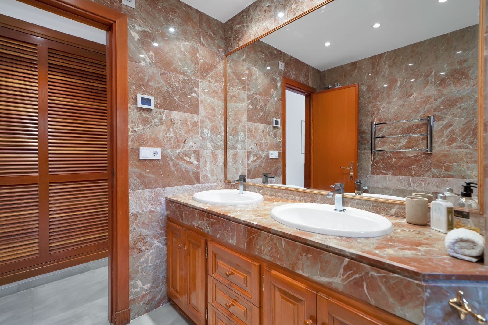 Recently renovated, west-facing middle-floor apartment within the exclusive gated community
