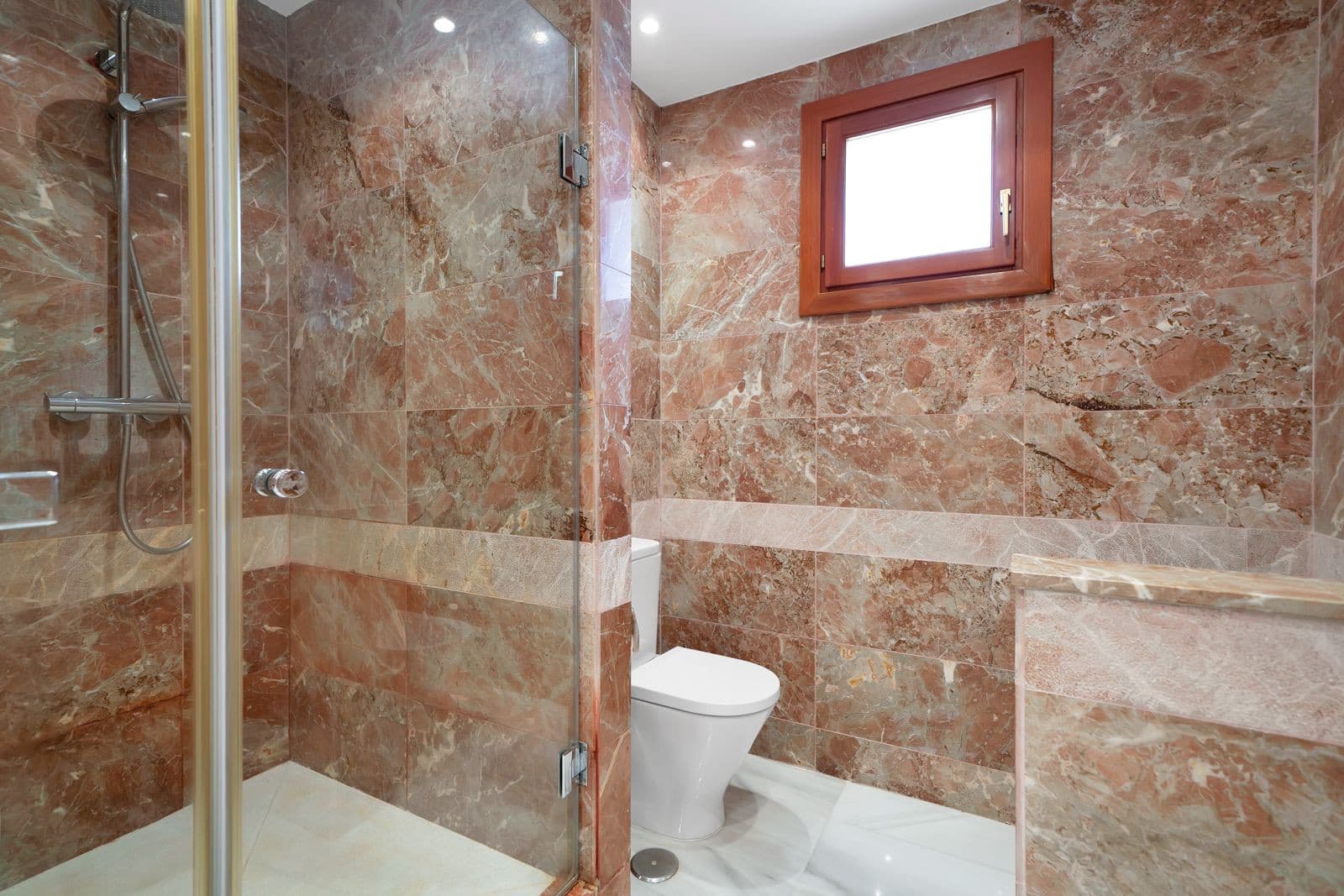 Recently renovated, west-facing middle-floor apartment within the exclusive gated community