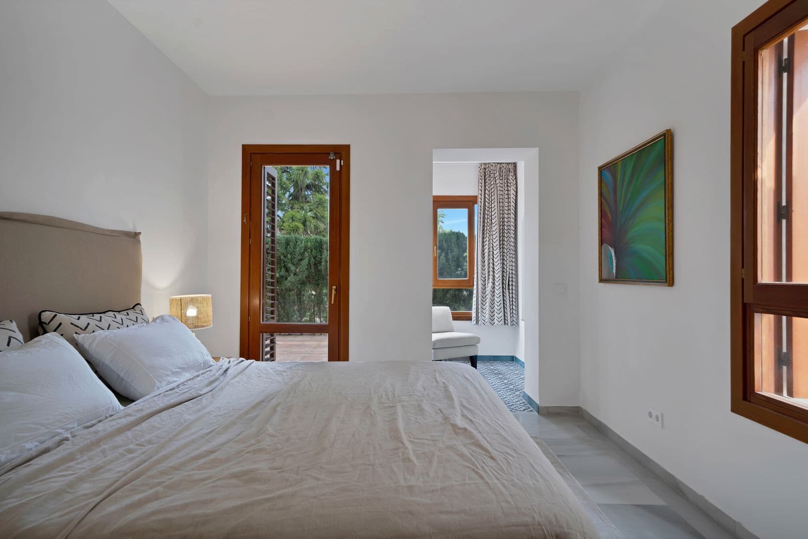 Recently renovated, west-facing middle-floor apartment within the exclusive gated community