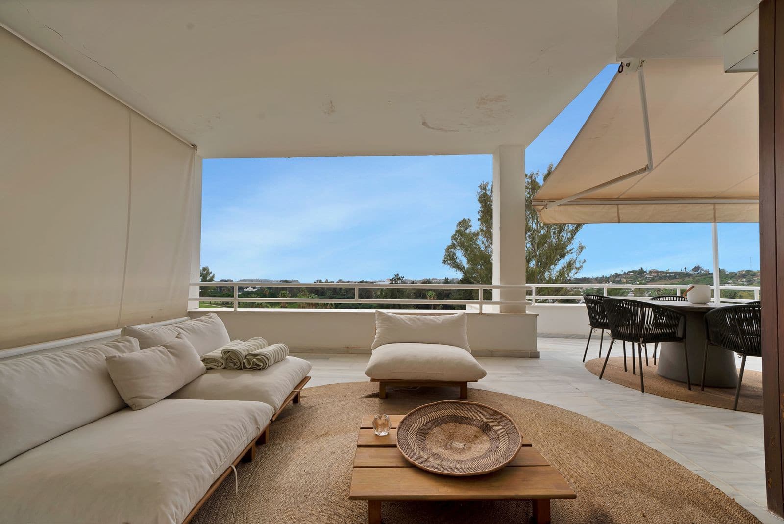 Recently renovated, west-facing middle-floor apartment within the exclusive gated community