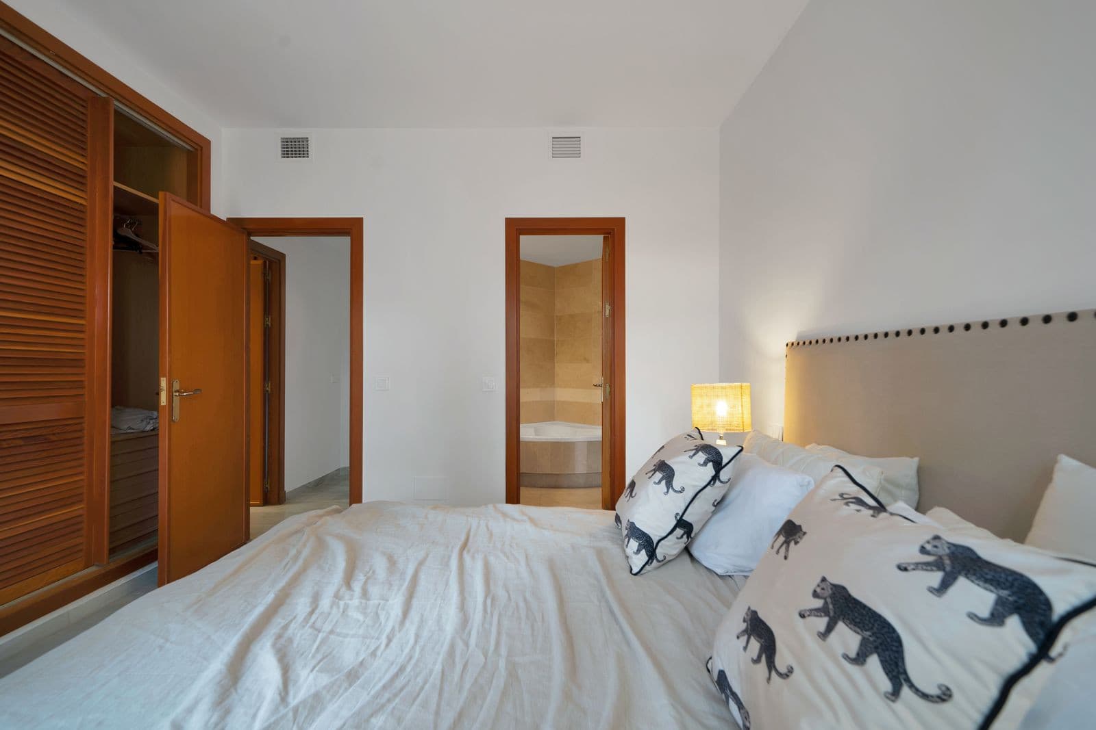 Recently renovated, west-facing middle-floor apartment within the exclusive gated community
