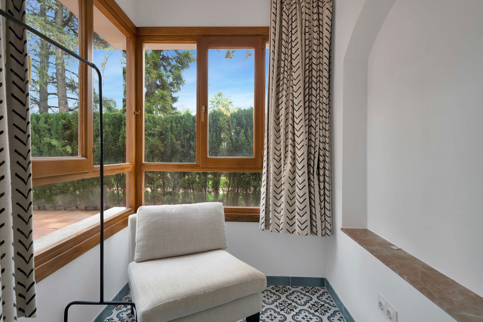 Recently renovated, west-facing middle-floor apartment within the exclusive gated community