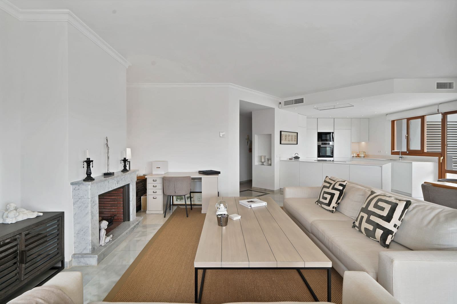Recently renovated, west-facing middle-floor apartment within the exclusive gated community