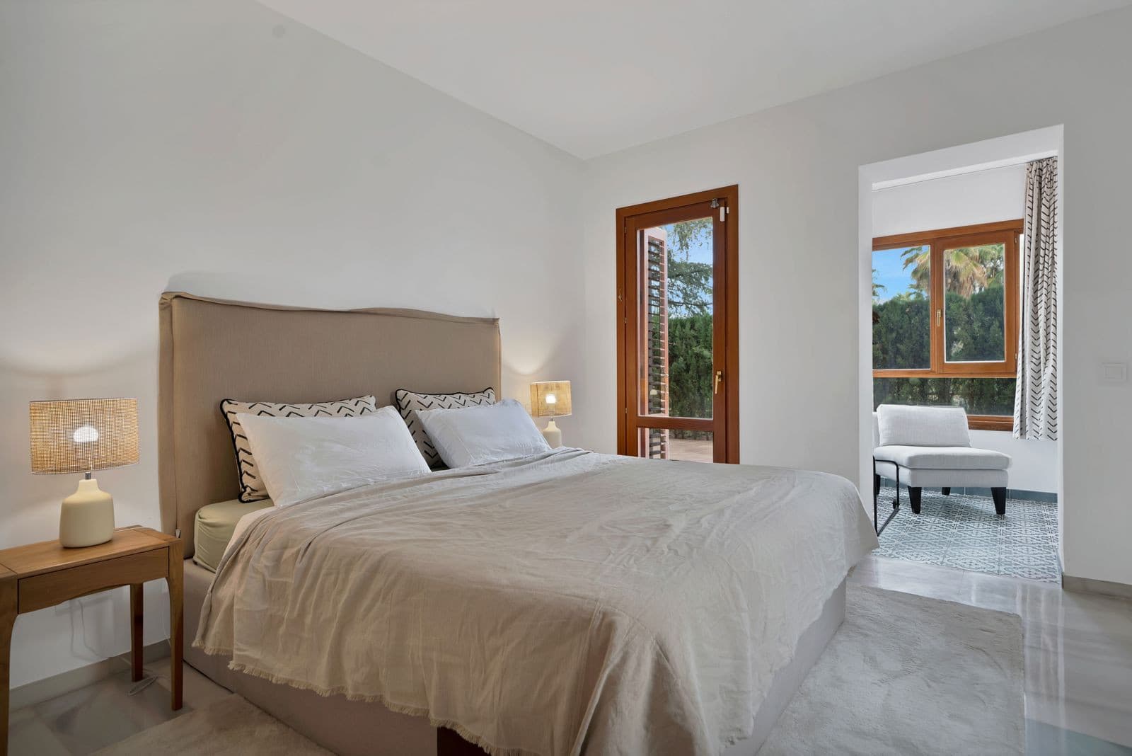 Recently renovated, west-facing middle-floor apartment within the exclusive gated community