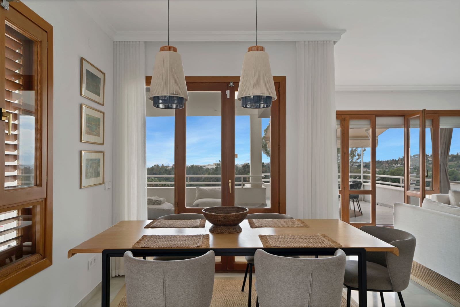 Recently renovated, west-facing middle-floor apartment within the exclusive gated community