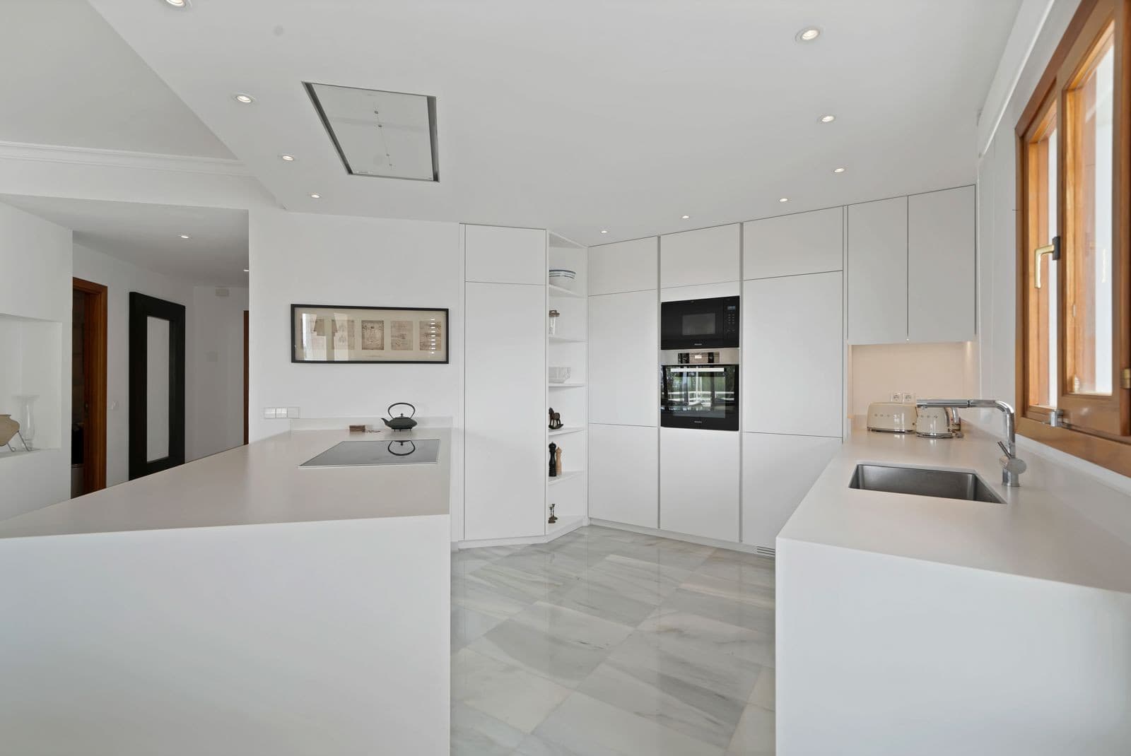 Recently renovated, west-facing middle-floor apartment within the exclusive gated community