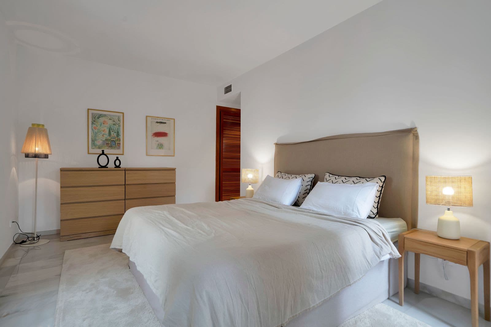 Recently renovated, west-facing middle-floor apartment within the exclusive gated community