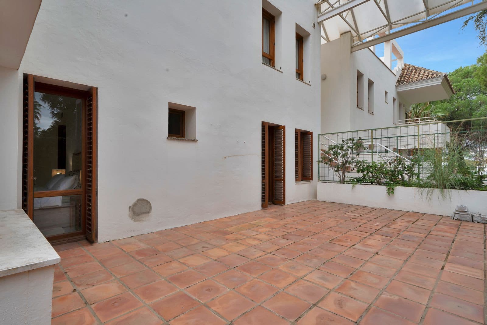 Recently renovated, west-facing middle-floor apartment within the exclusive gated community