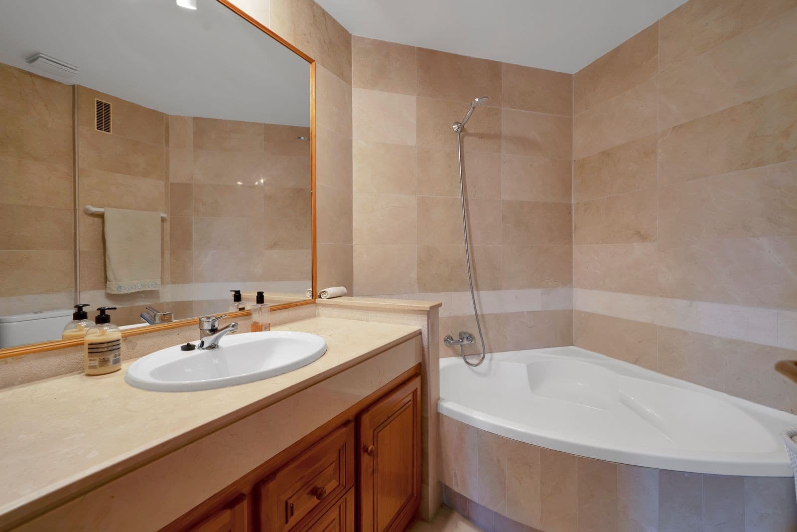 Recently renovated, west-facing middle-floor apartment within the exclusive gated community