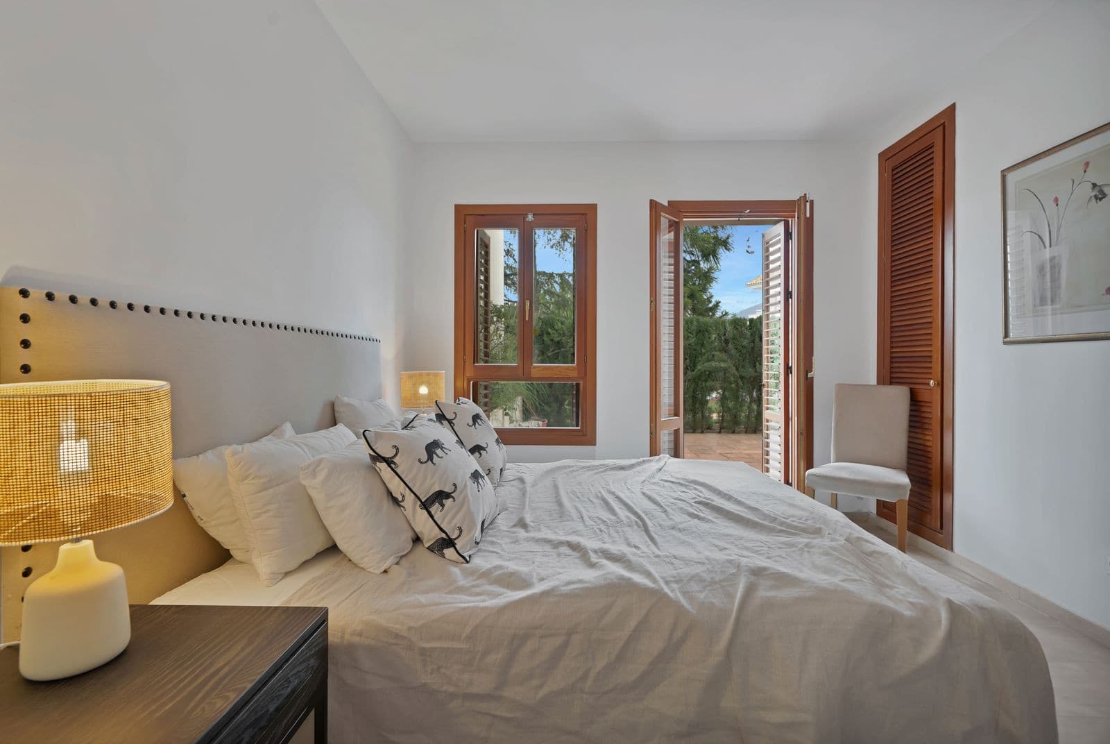 Recently renovated, west-facing middle-floor apartment within the exclusive gated community