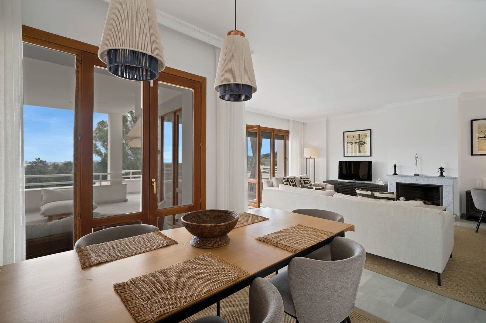 Recently renovated, west-facing middle-floor apartment within the exclusive gated community