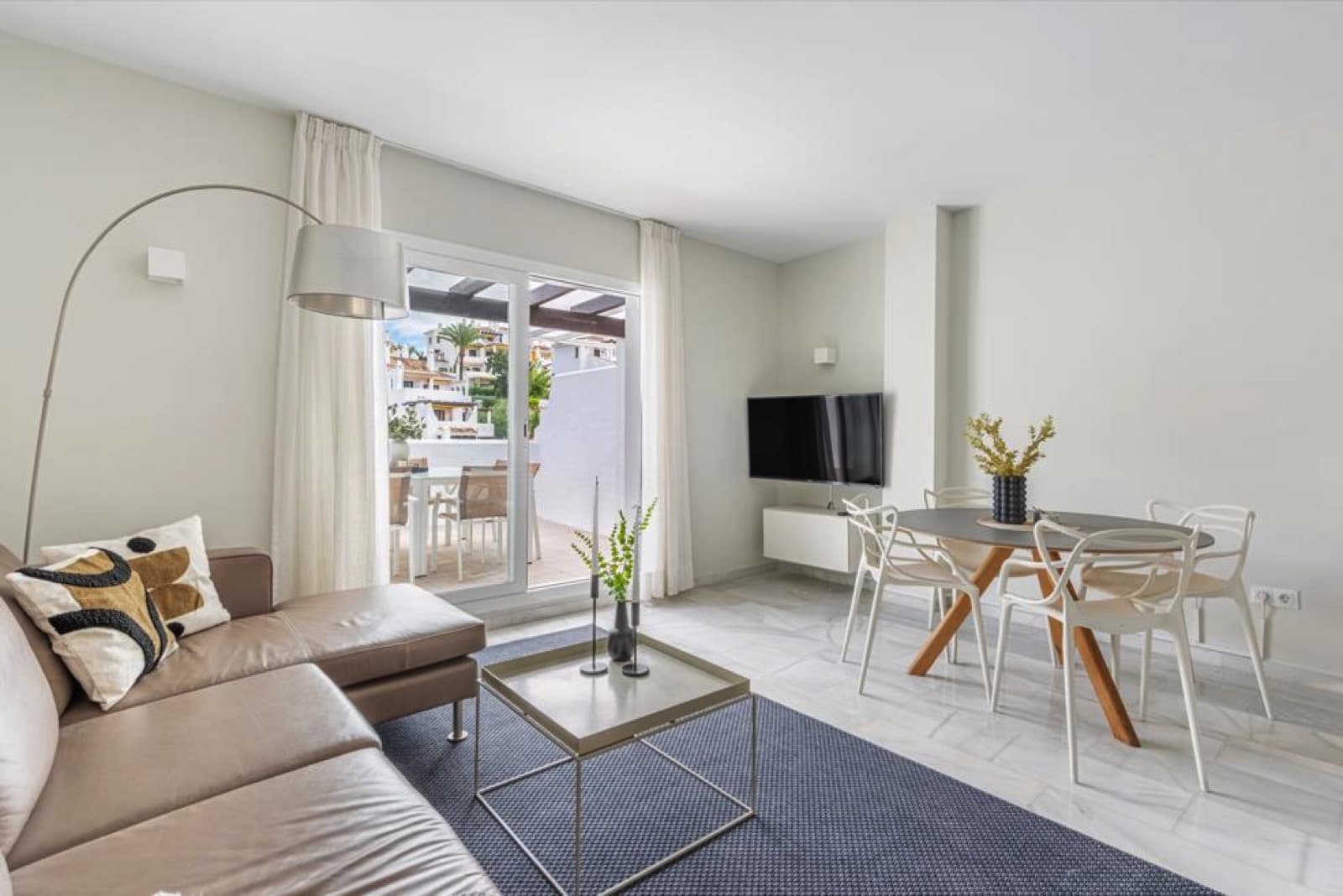 Spacious, light-filled two-bedroom penthouse in the exclusive Ivy Residence