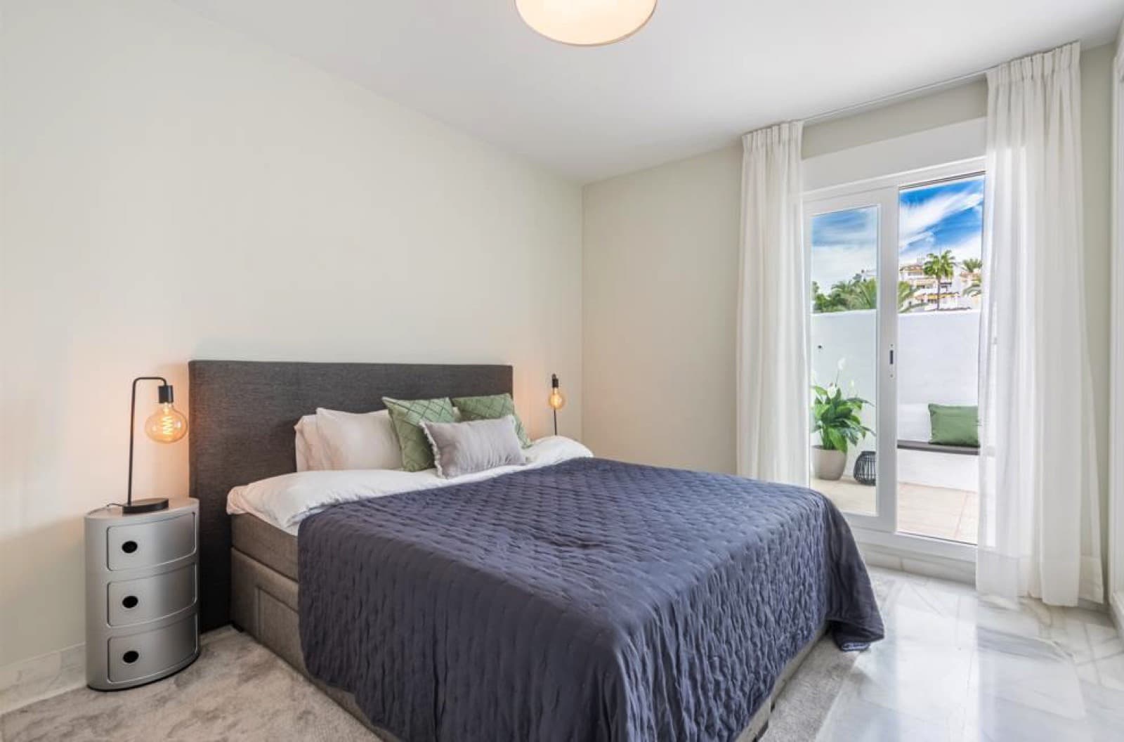 Spacious, light-filled two-bedroom penthouse in the exclusive Ivy Residence