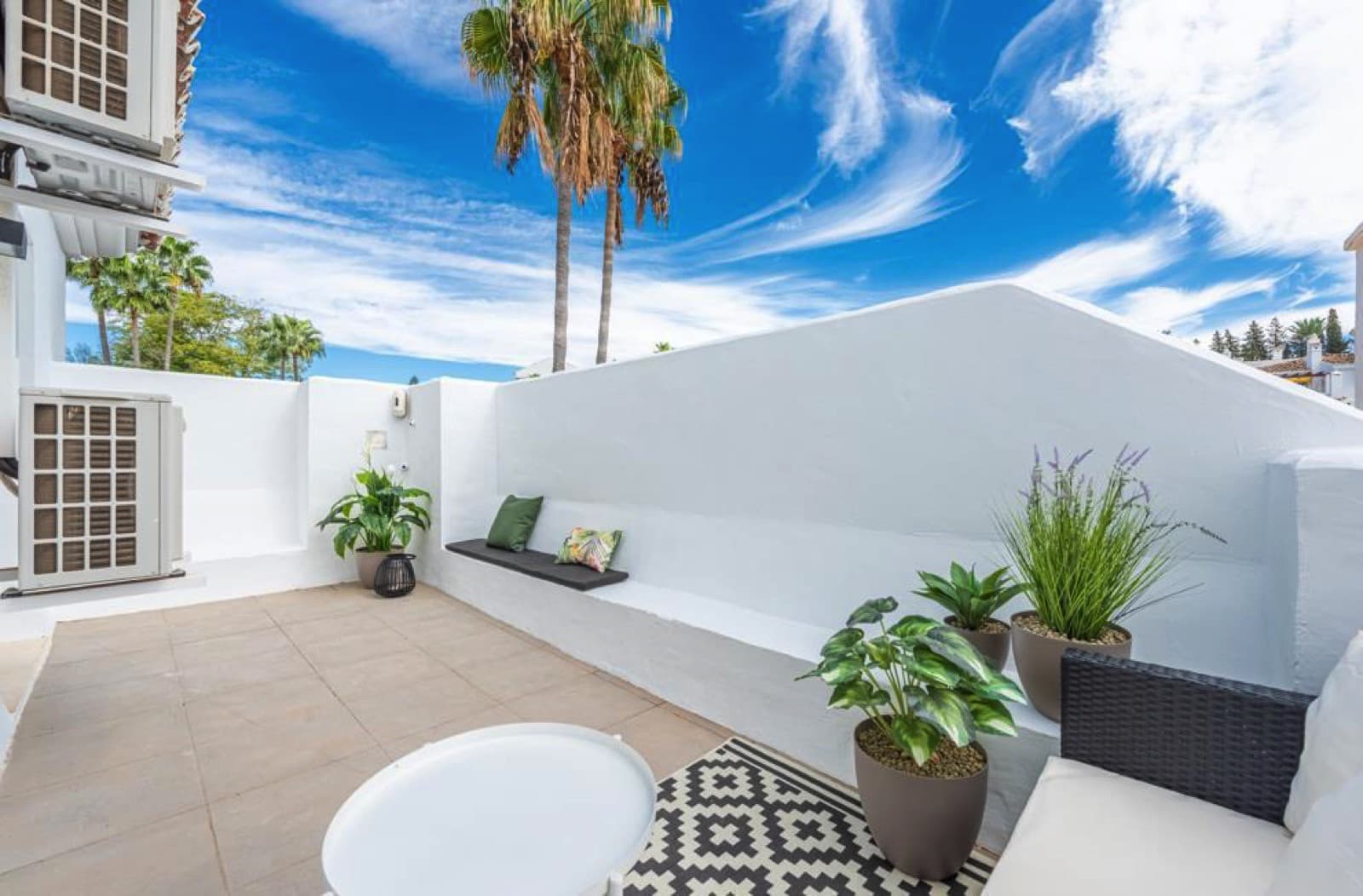 Spacious, light-filled two-bedroom penthouse in the exclusive Ivy Residence