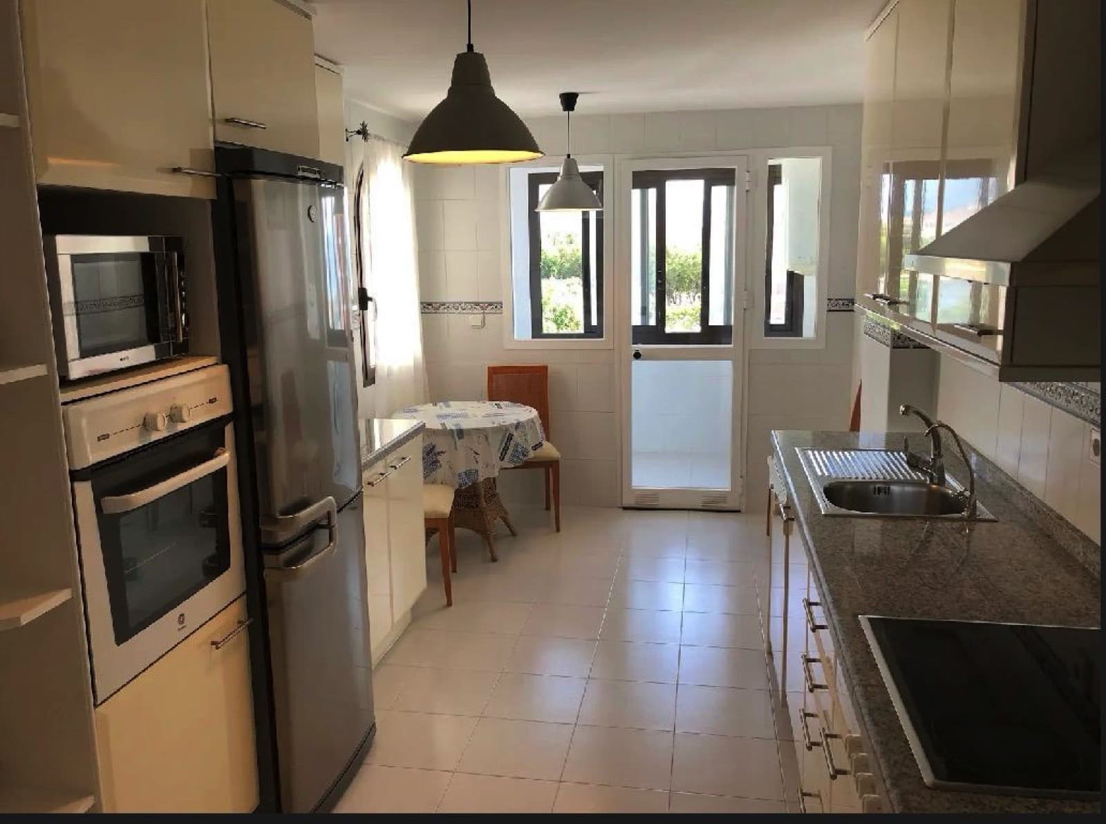 Magnífico Apartamento en Primera Línea de Playa con Vistas al Mar