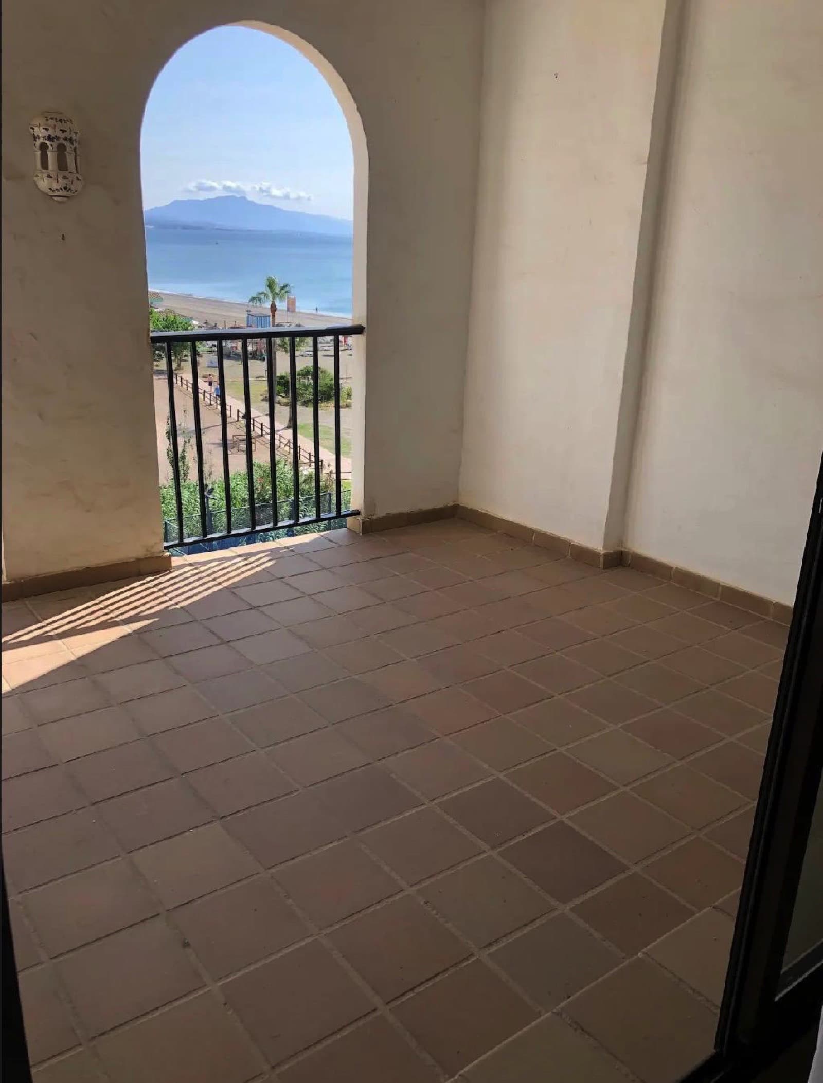 Magnífico Apartamento en Primera Línea de Playa con Vistas al Mar