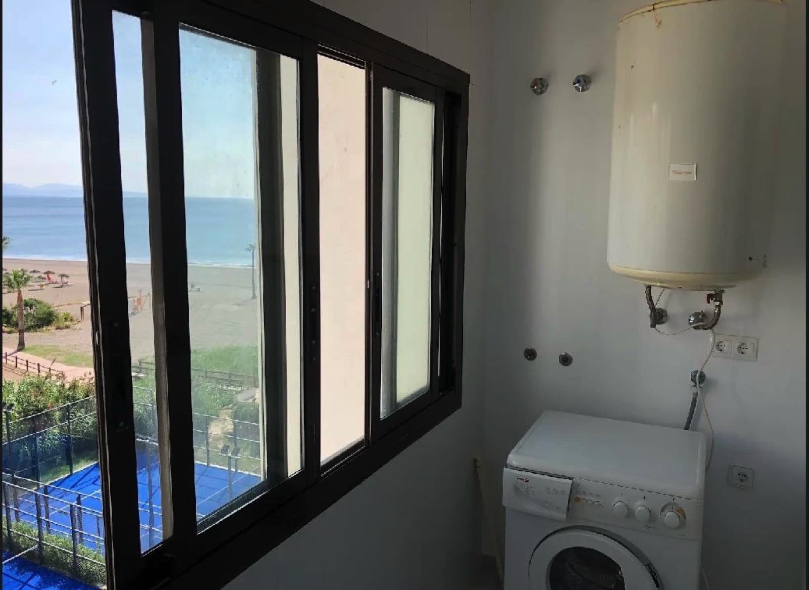 Magnífico Apartamento en Primera Línea de Playa con Vistas al Mar