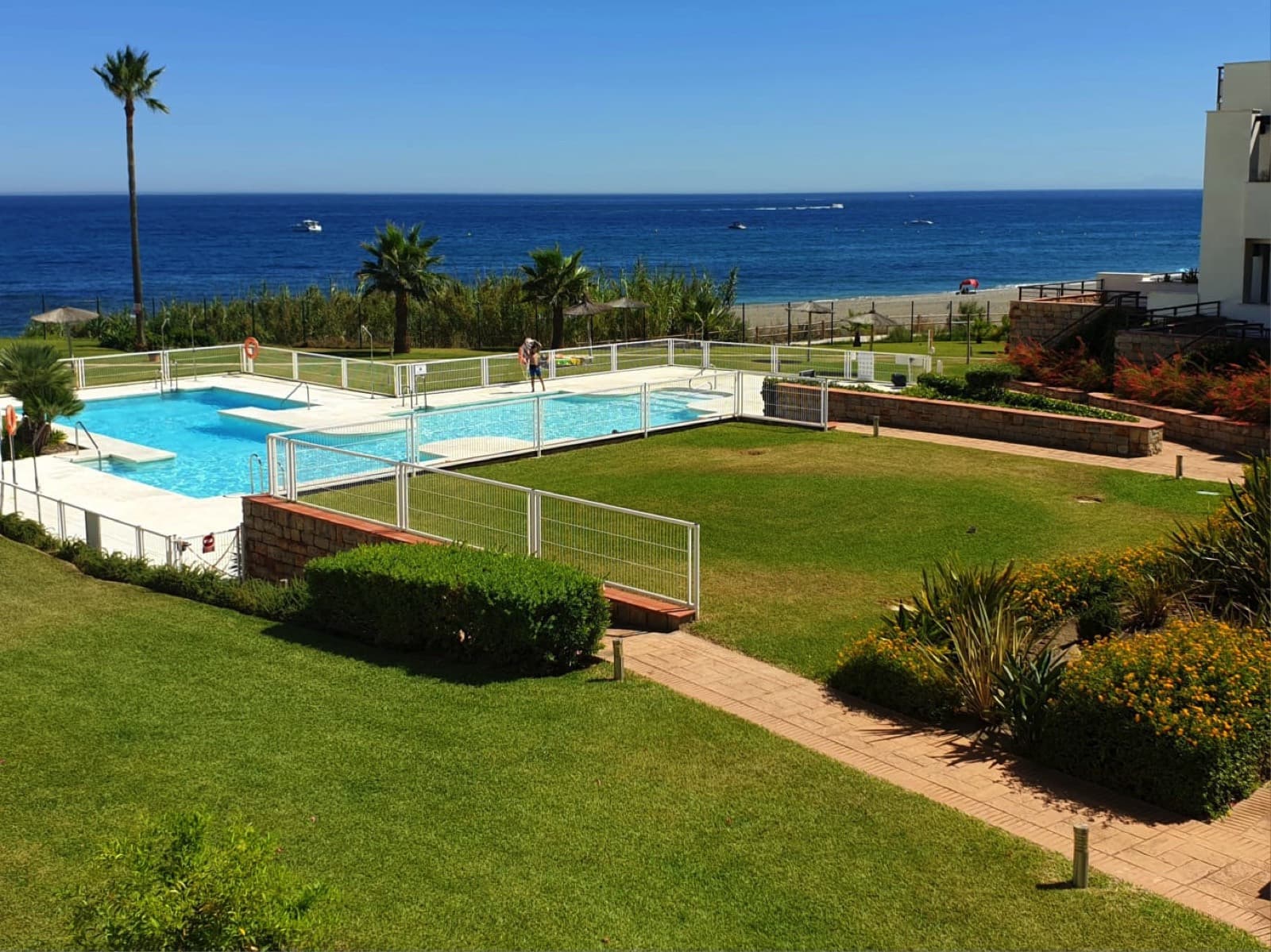 Exclusivo Chalet Pareado Orientado al Sur con Vistas Panorámicas al Mar