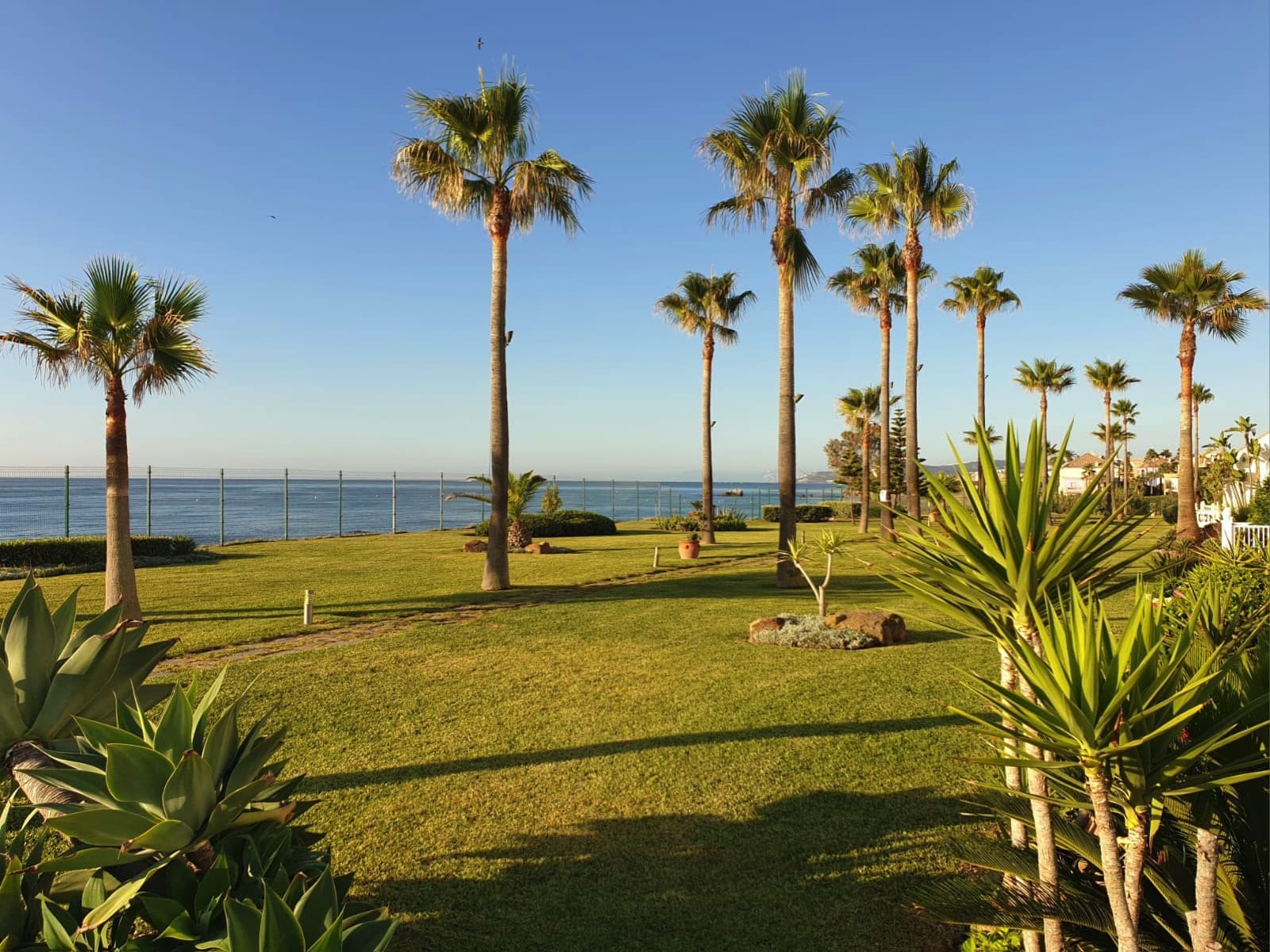 Exclusivo Chalet Pareado Orientado al Sur con Vistas Panorámicas al Mar