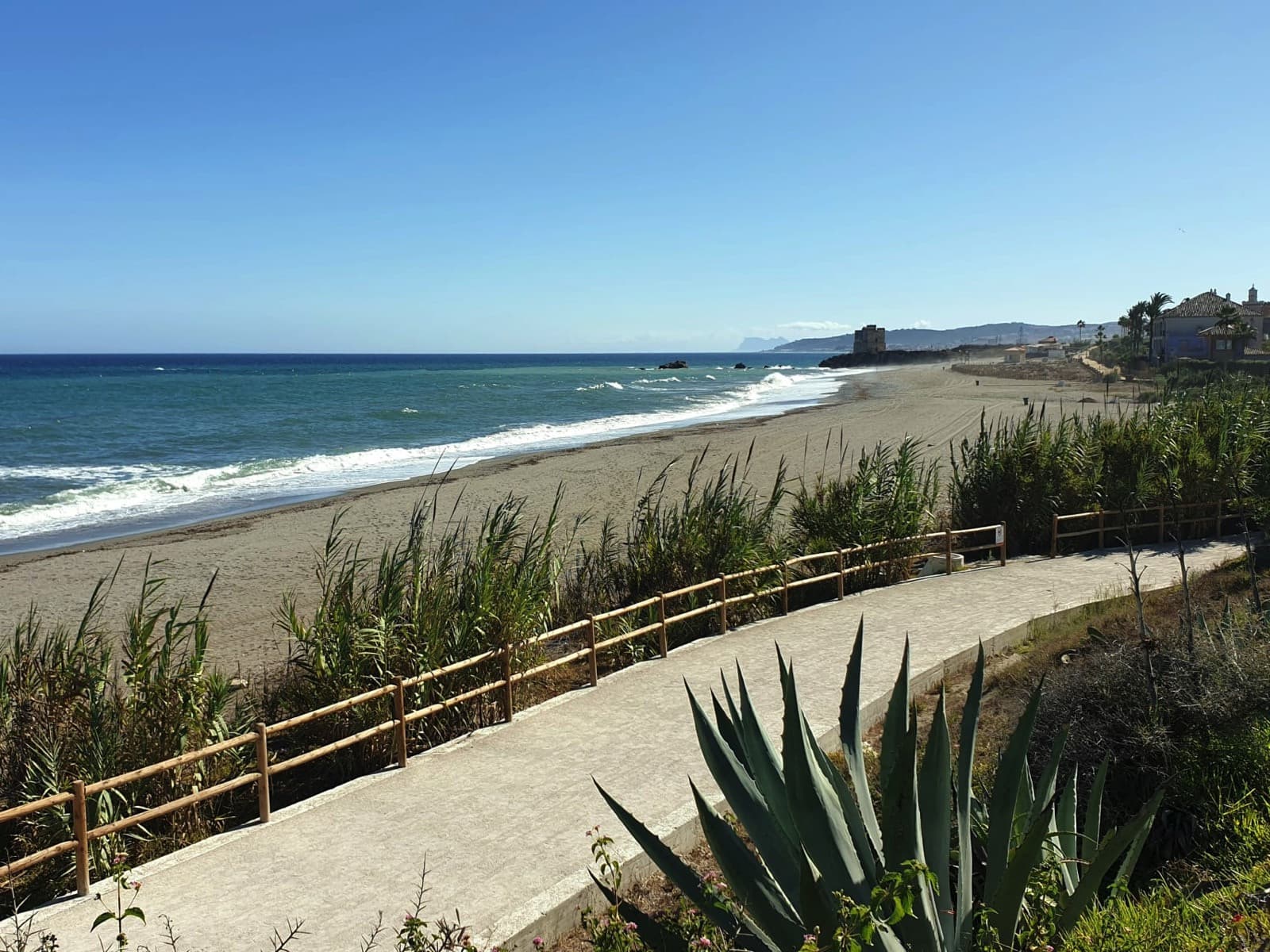 Exclusivo Chalet Pareado Orientado al Sur con Vistas Panorámicas al Mar