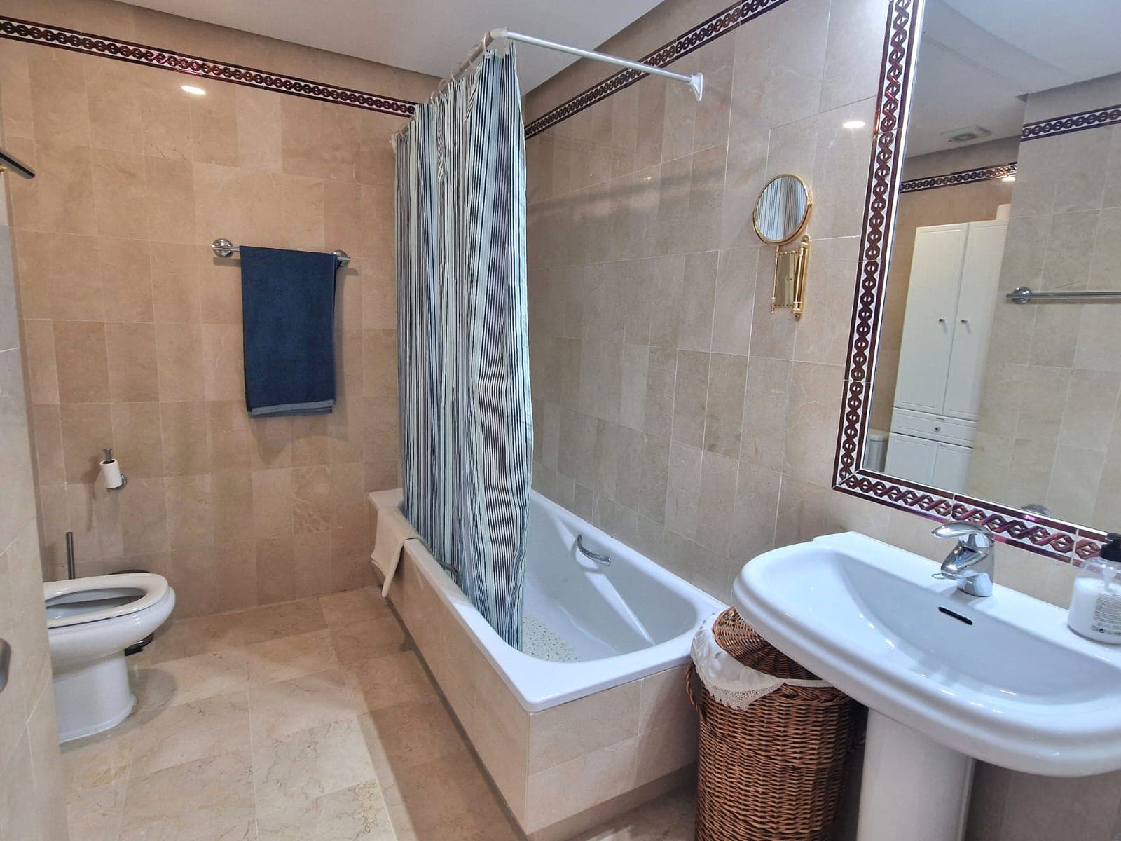 Exclusivo Chalet Pareado Orientado al Sur con Vistas Panorámicas al Mar