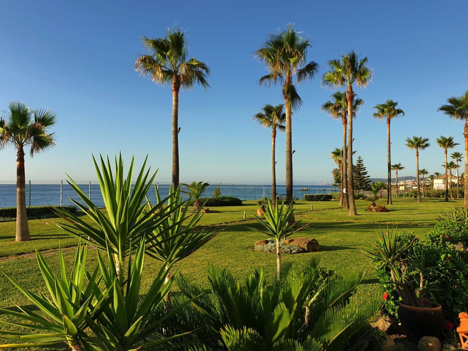 Exclusivo Chalet Pareado Orientado al Sur con Vistas Panorámicas al Mar