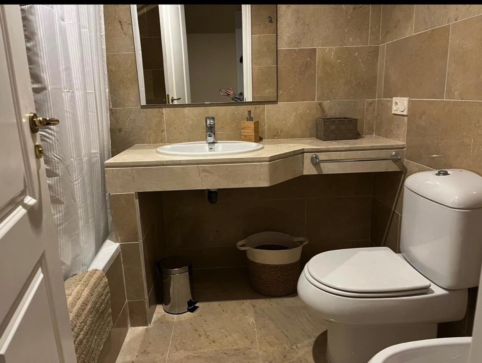 Semi-Furnished Apartment in the Exclusive Urb. Coto Real