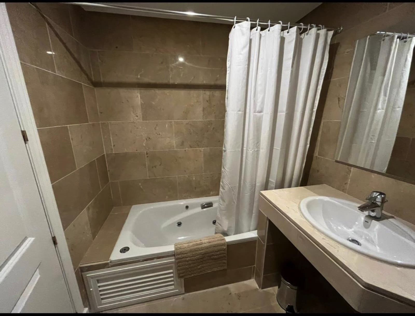 Semi-Furnished Apartment in the Exclusive Urb. Coto Real