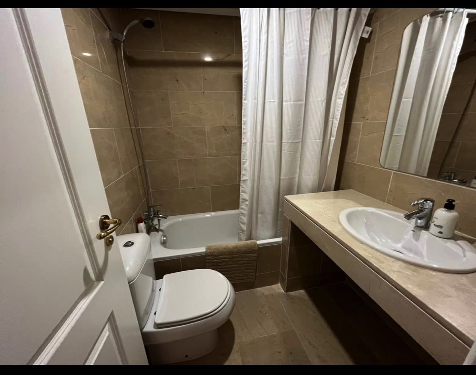 Semi-Furnished Apartment in the Exclusive Urb. Coto Real