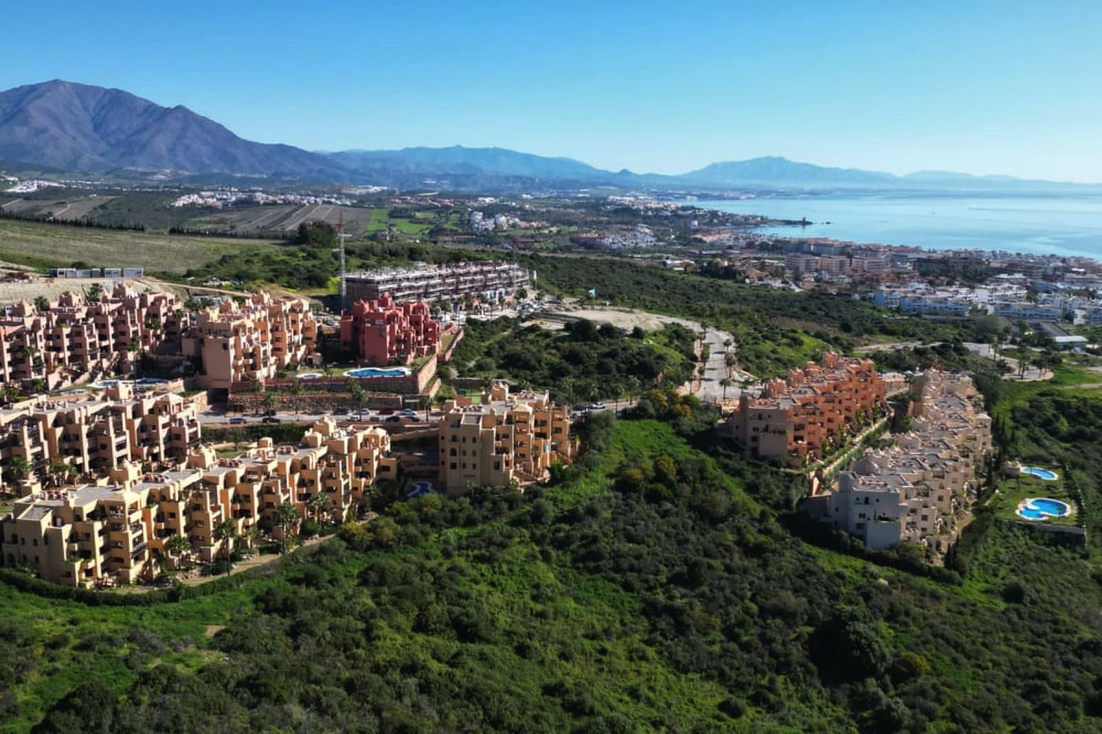 Apartamento Semi-Amueblado en la Exclusiva Urb. Coto Real