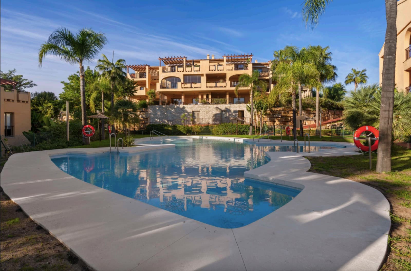 Acogedor Apartamento de 2 Dormitorios en Planta Baja con Vistas al Mar y a la Montaña