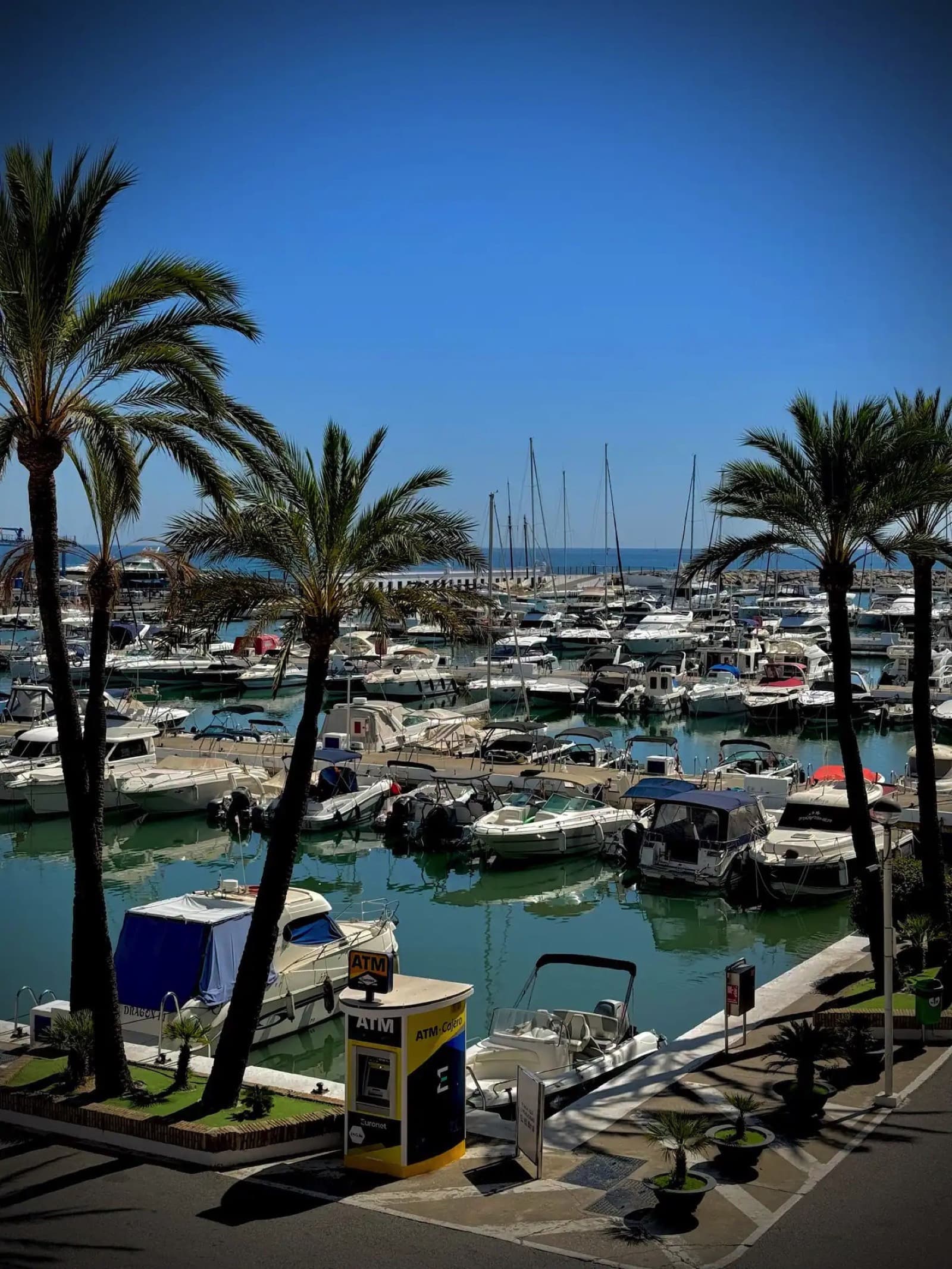Apartamento Reformado en Primera Línea de Playa con Vistas al Mar en Puerto de la Duquesa