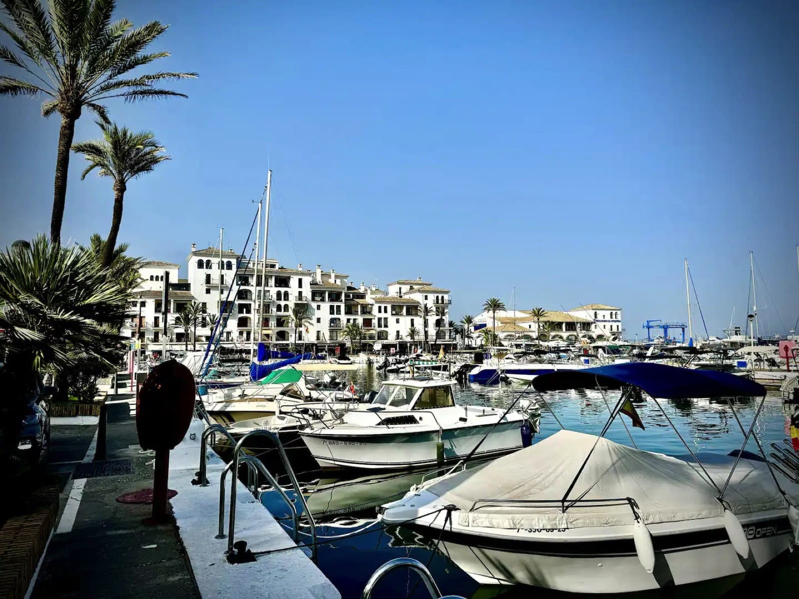 Apartamento Reformado en Primera Línea de Playa con Vistas al Mar en Puerto de la Duquesa