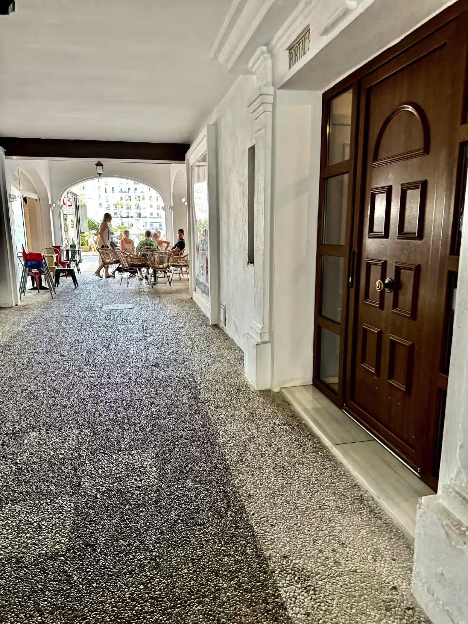 Apartamento Reformado en Primera Línea de Playa con Vistas al Mar en Puerto de la Duquesa