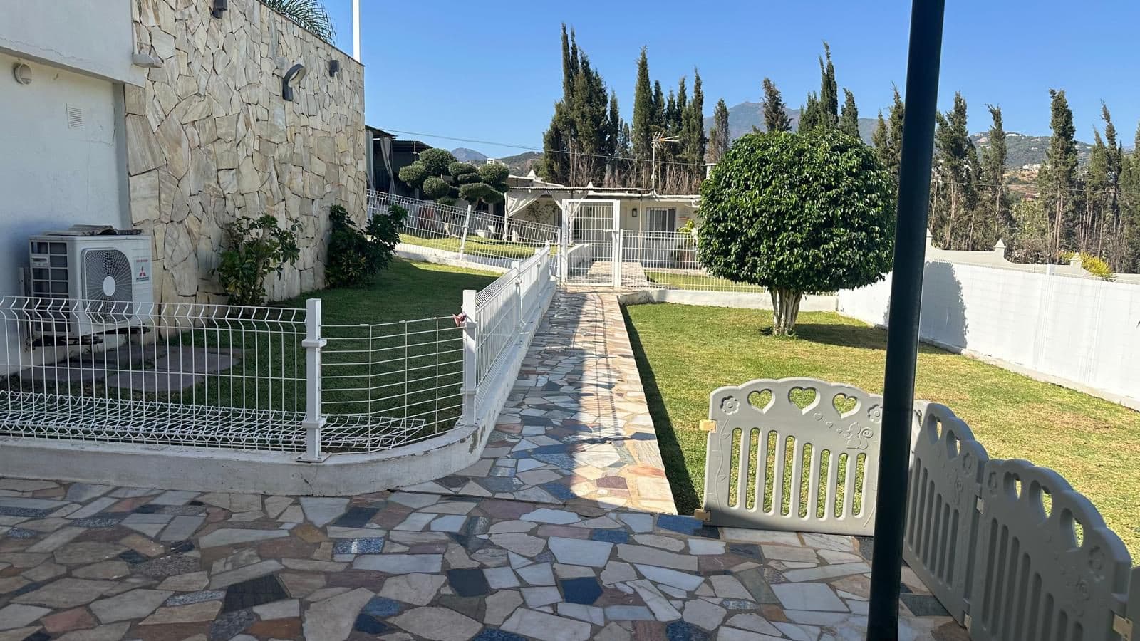 Charming Detached Villa with Expansion Potential and Stunning La Concha Views