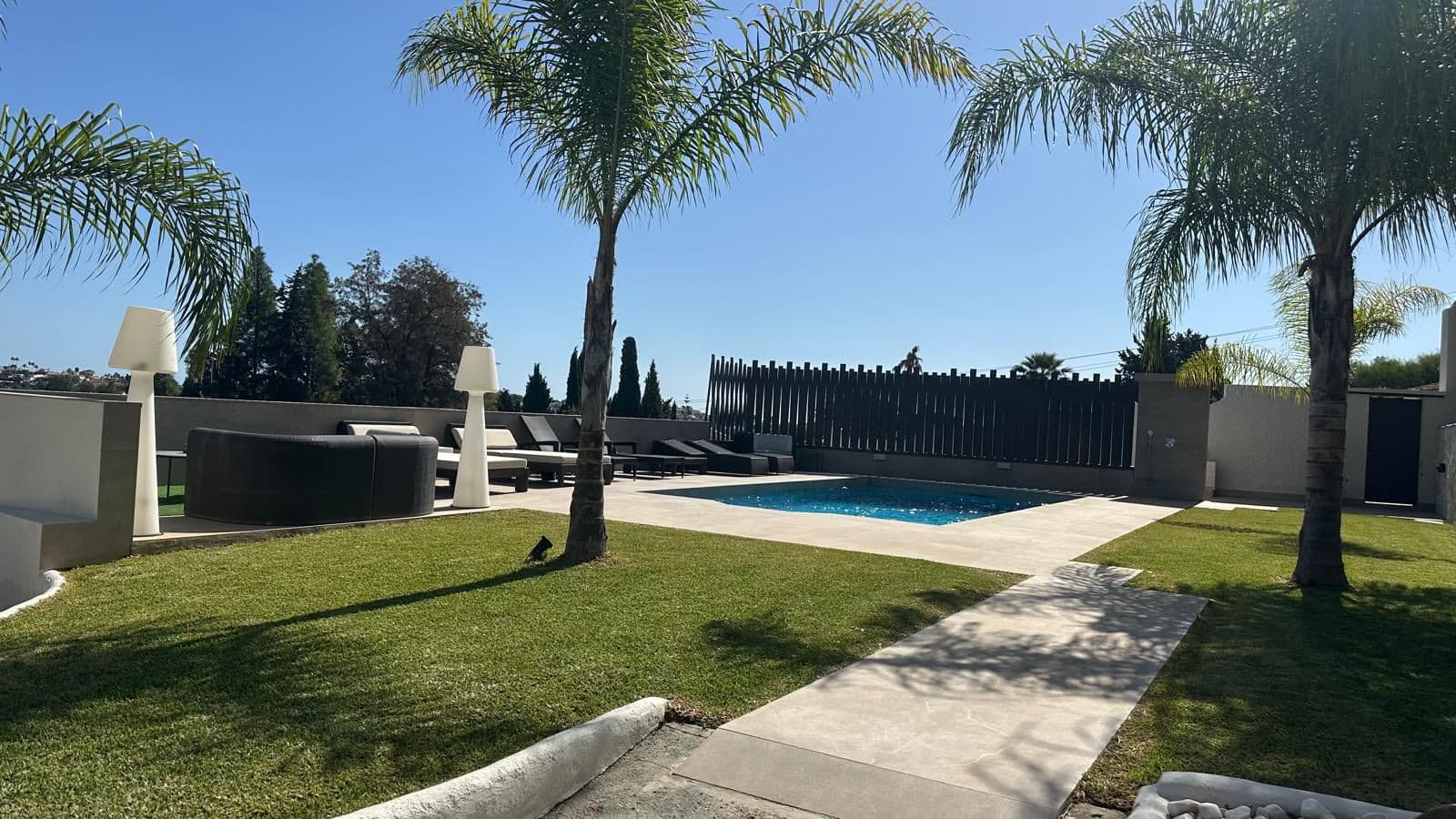 Charming Detached Villa with Expansion Potential and Stunning La Concha Views
