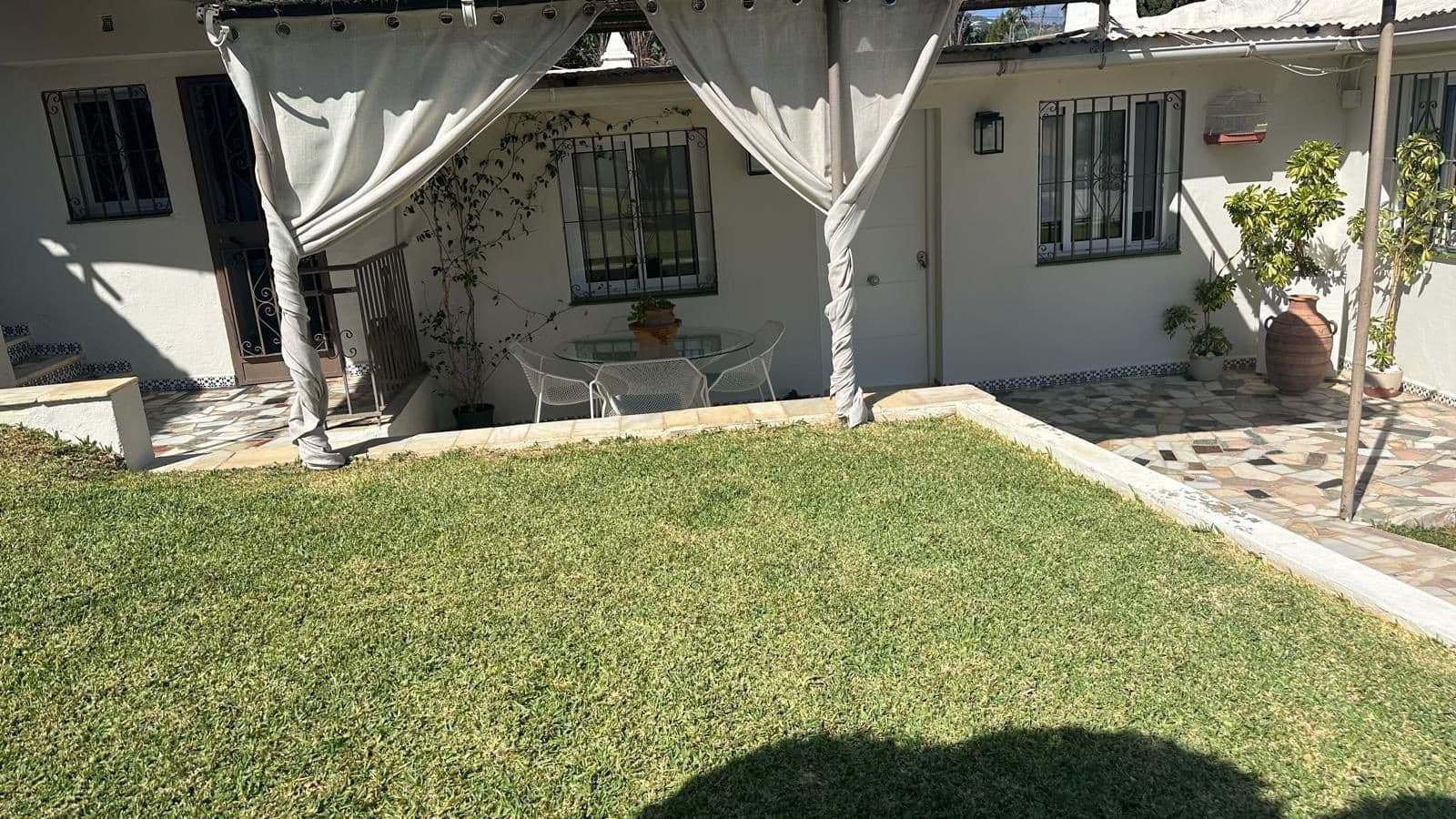 Charming Detached Villa with Expansion Potential and Stunning La Concha Views