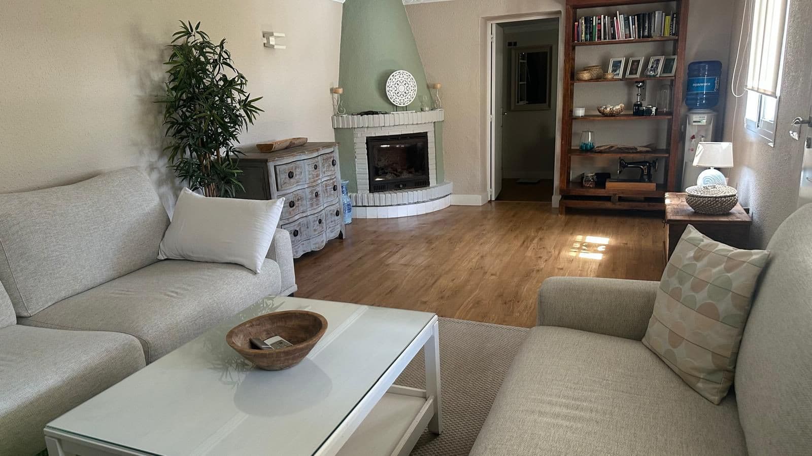Charming Detached Villa with Expansion Potential and Stunning La Concha Views