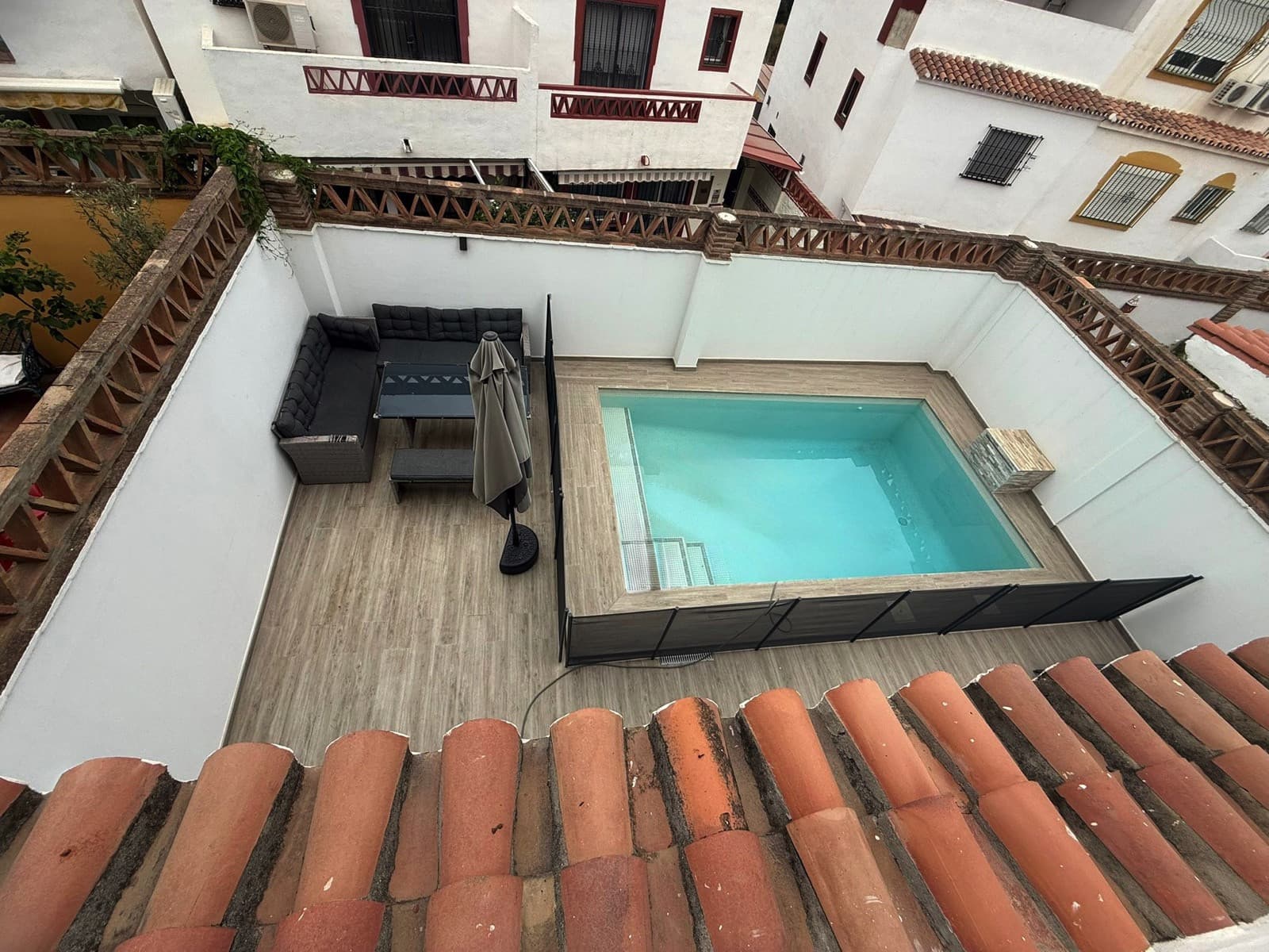 Amplio Chalet Adosado en Esquina de 4 Plantas con Piscina Privada de Agua Salada