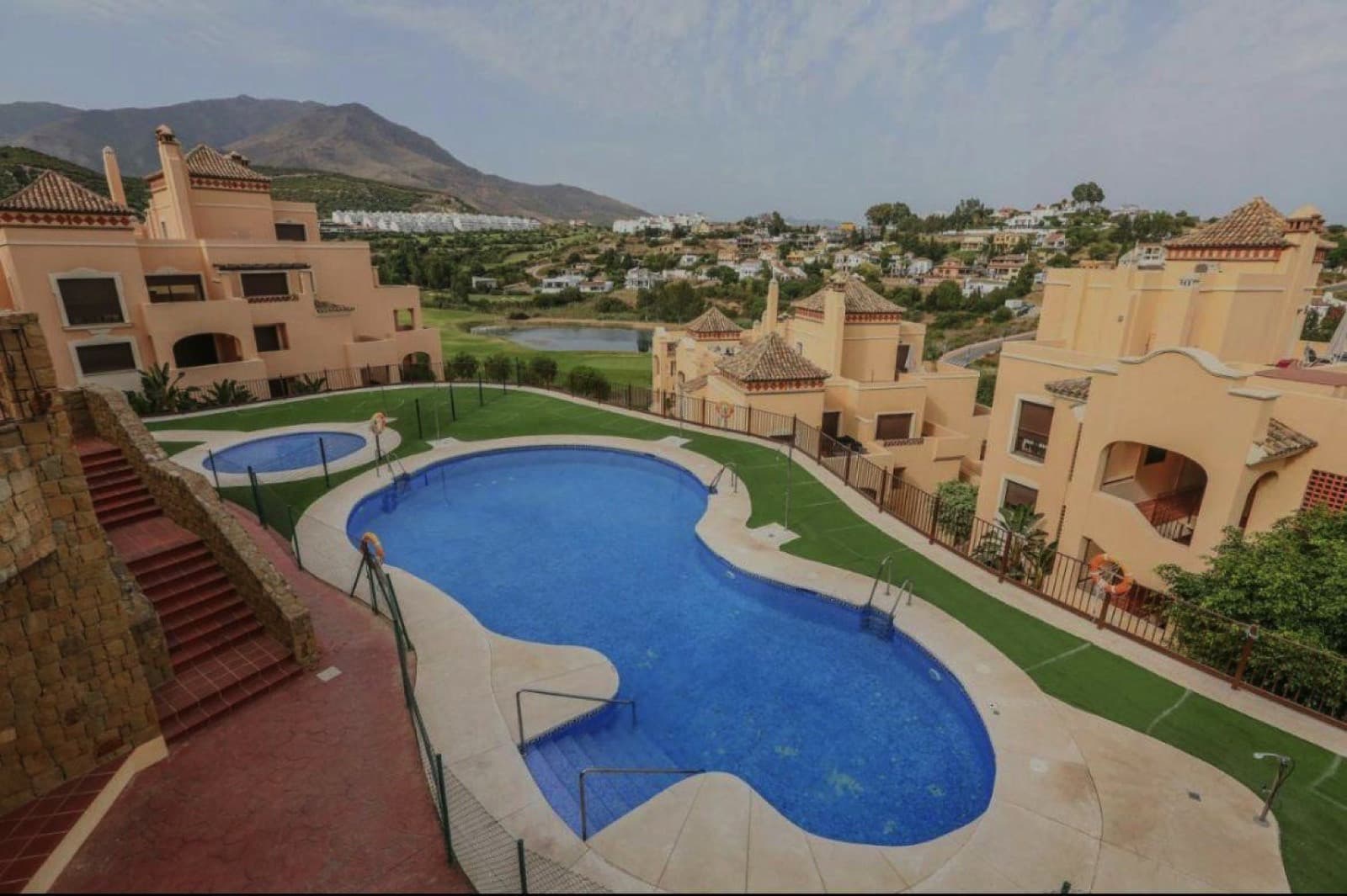 Precioso Ático Sur-Este con Vistas Panorámicas al Mar y Sierra Bermeja