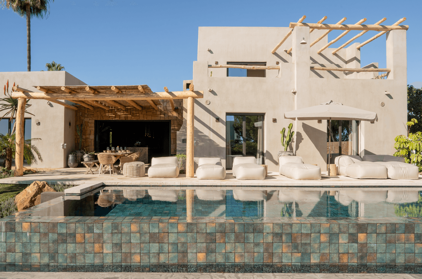 Villa de Lujo Única en Selwo: Fusión de Estilos Exóticos con Vistas al Mar