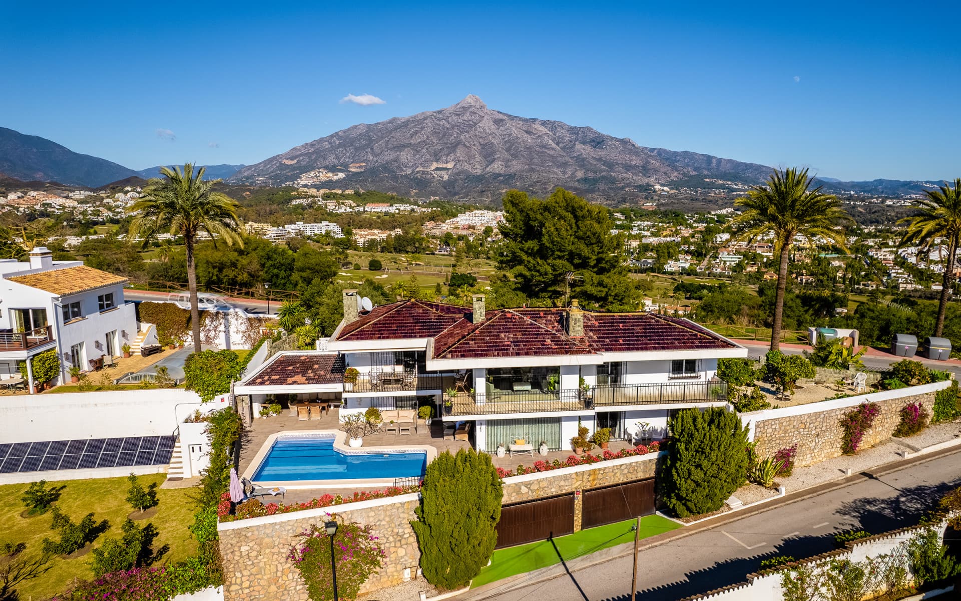 Fantástica villa con vistas panorámicas al mar a poca distancia de los servicios en Nueva Andalucía