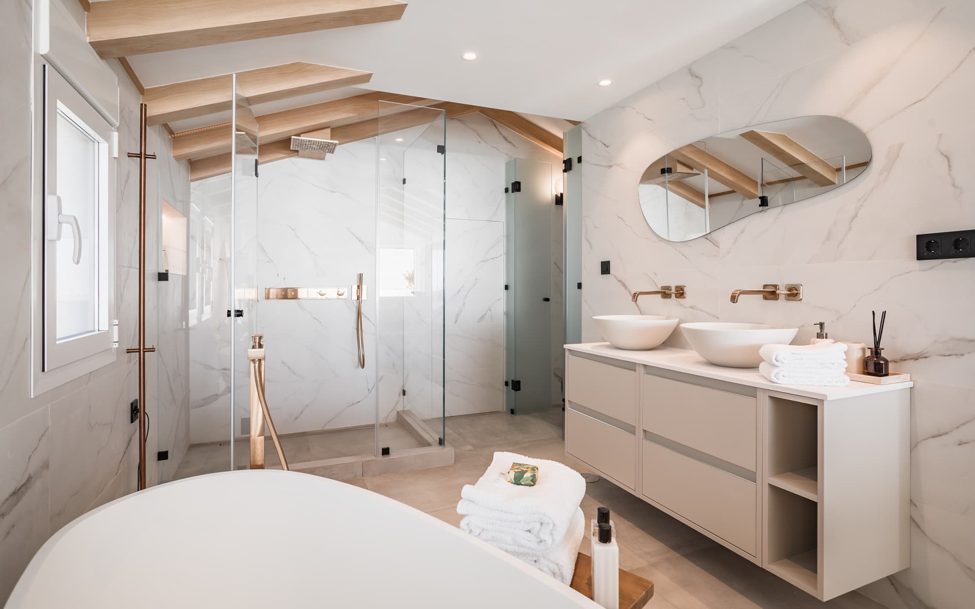 Bright and spacious fully renovated frontline duplex penthouse with panoramic views over the marina