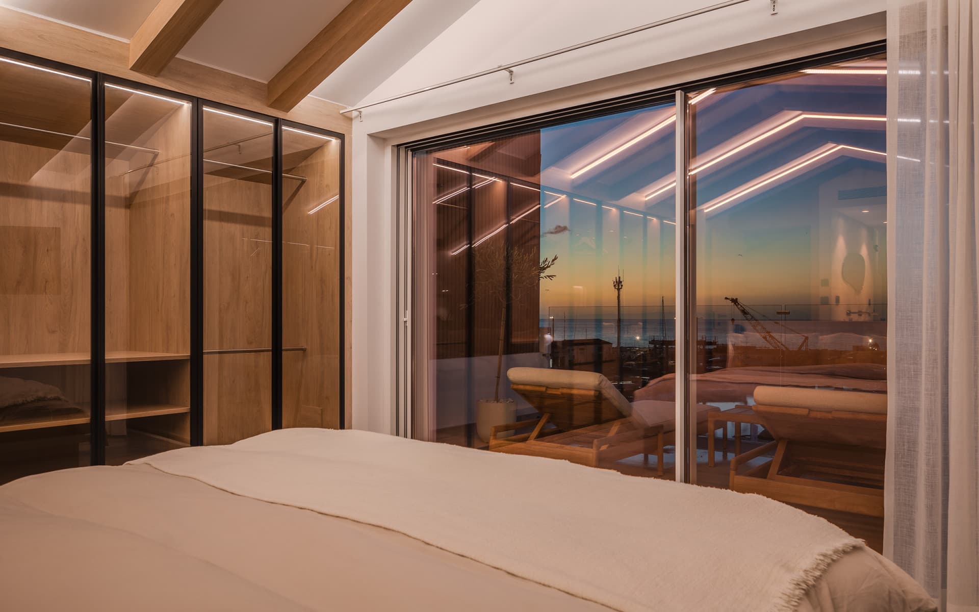 Bright and spacious fully renovated frontline duplex penthouse with panoramic views over the marina
